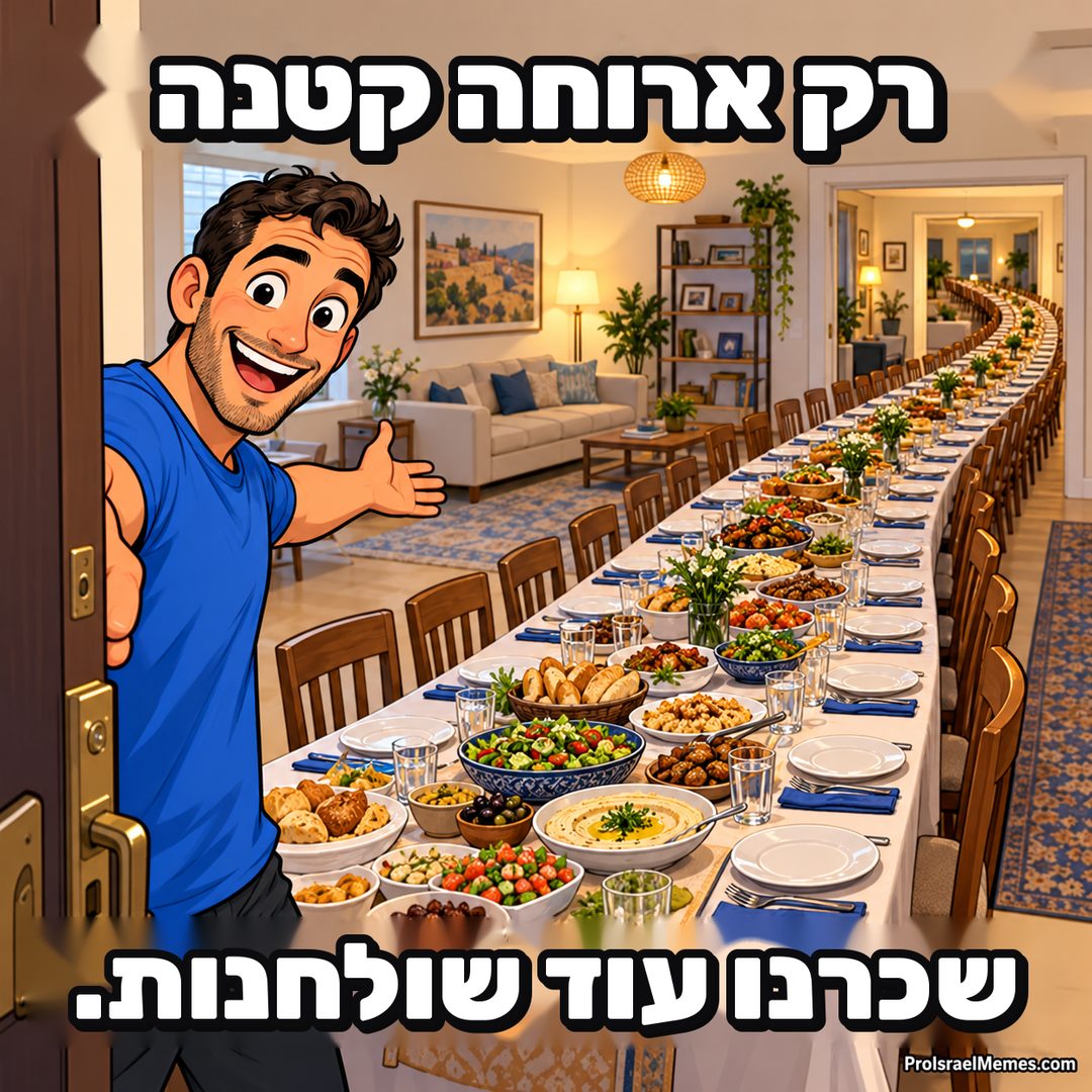 מארח מחייך פותח דלת לצד שולחן אוכל ארוך שמתפתל בין כמה חדרים מרוהטים.