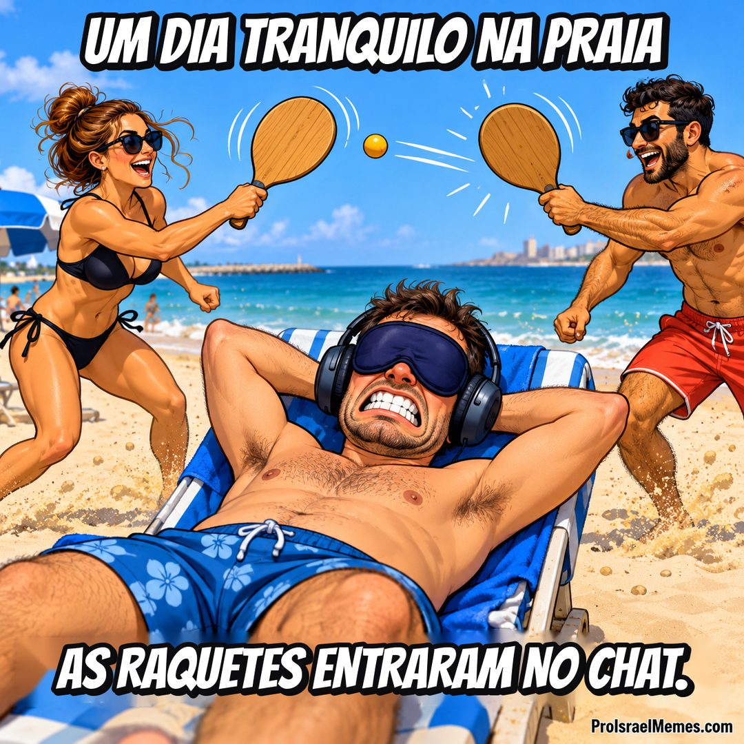Um homem de fones e máscara descansa numa cadeira de praia enquanto duas pessoas jogam com raquetes de madeira ao lado.