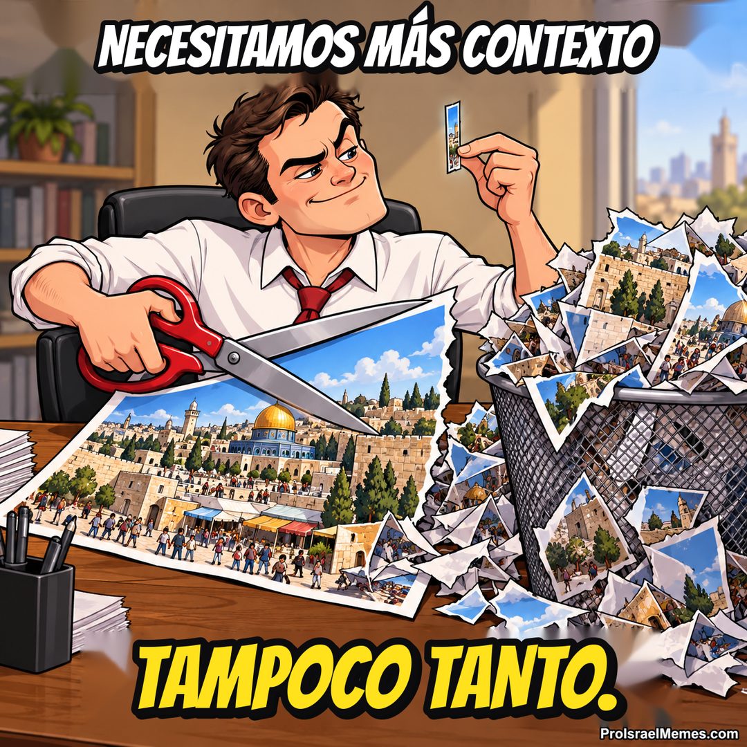 Un editor sostiene tijeras rojas y una tira de imagen sobre un escritorio y un bote llenos de recortes.