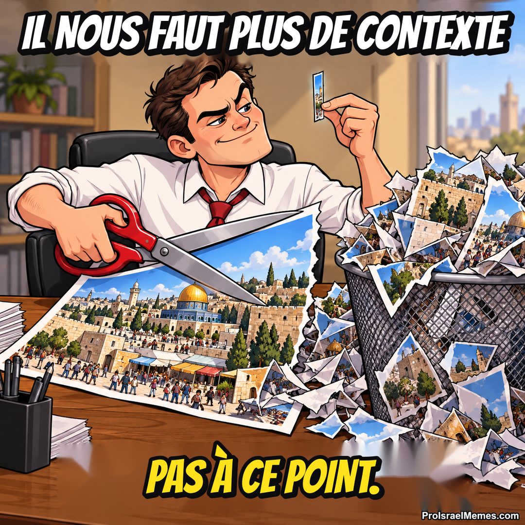 Un rédacteur tient des ciseaux rouges et une fine bande d’image au-dessus d’un bureau et d’une corbeille remplis de découpes.