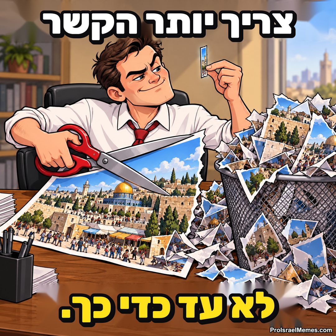 עורך אוחז במספריים אדומים וברצועת תמונה זעירה, מעל שולחן ופח מלאים בגזירי תמונות.