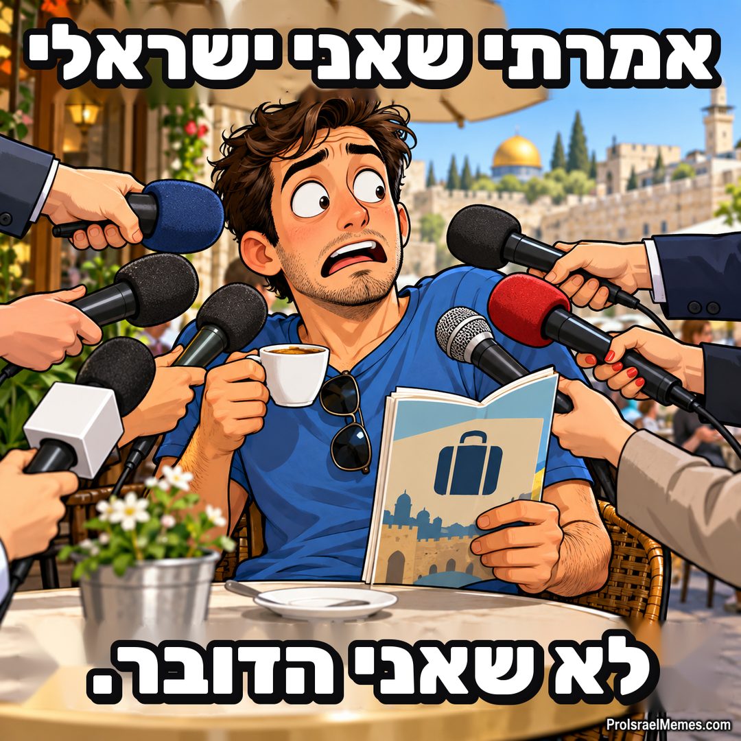 גבר מופתע יושב בבית קפה עם כוס ומדריך טיולים, וידיים מושיטות לעברו מיקרופונים.