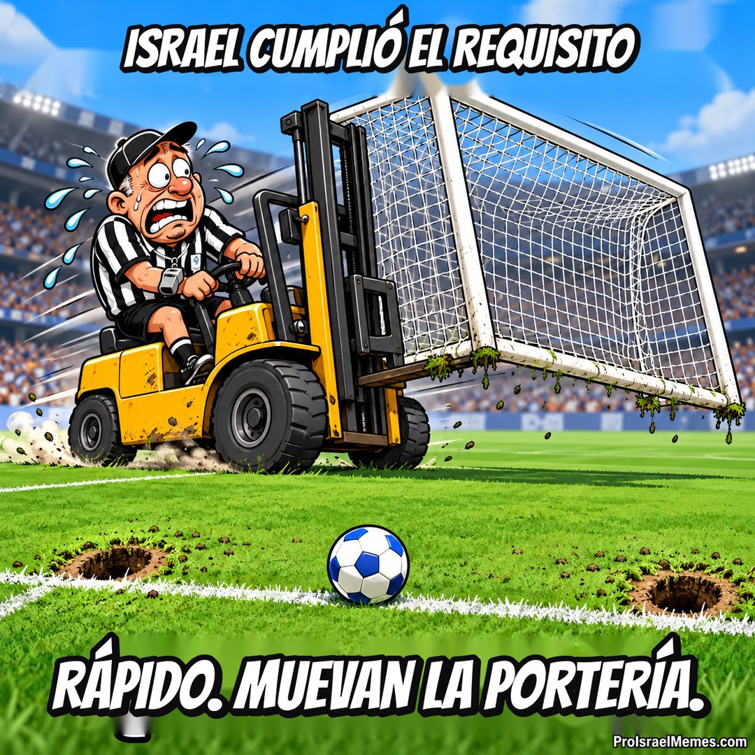 Un árbitro sudoroso conduce un montacargas amarillo que lleva una portería blanca junto a un balón azul y blanco.