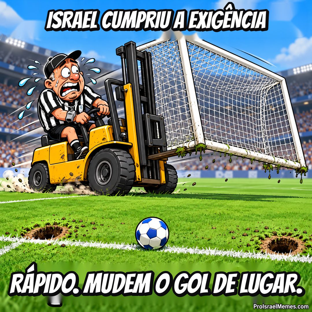 Um árbitro suado dirige uma empilhadeira amarela que carrega uma trave branca; uma bola azul e branca está no gramado.