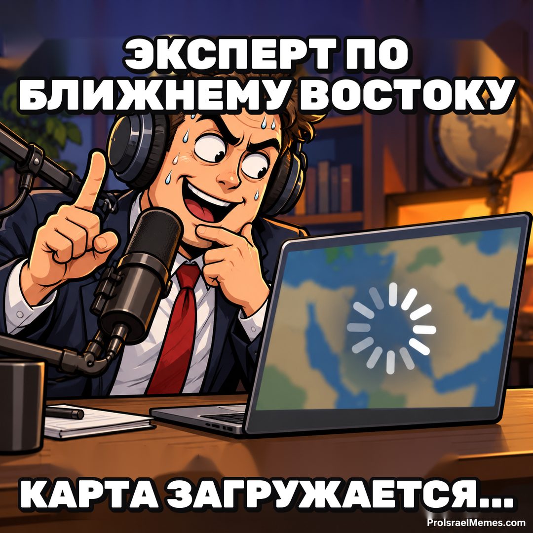 Мужчина в наушниках поднимает палец рядом с микрофоном, а его ноутбук показывает карту с индикатором загрузки.